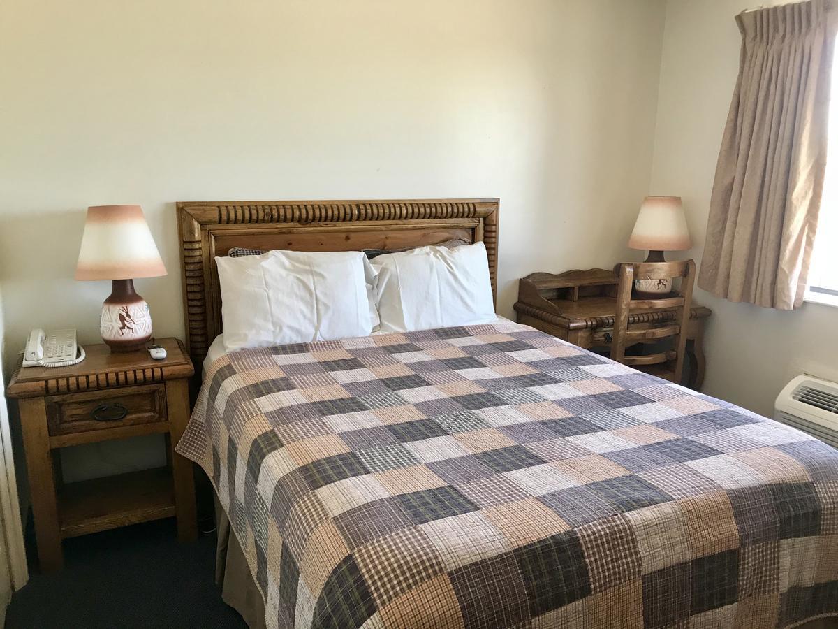 Motel Four Corners 2*